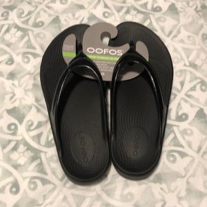 Oofos Oolala sandal size 8